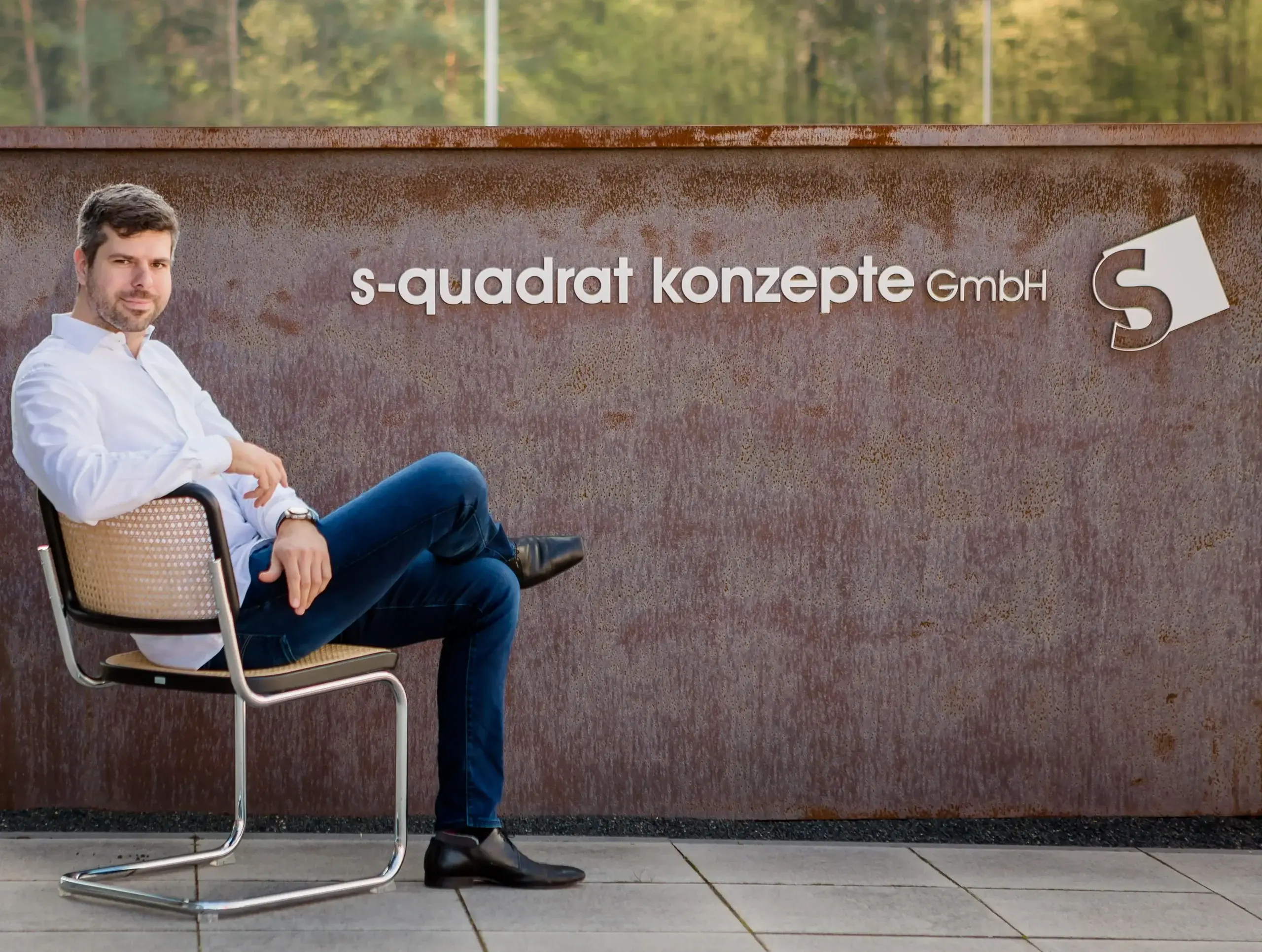 Firmensitz der s-quadrat konzepte GmbH in Oftersheim: Schriftzug auf der Cortenstahl-Wand