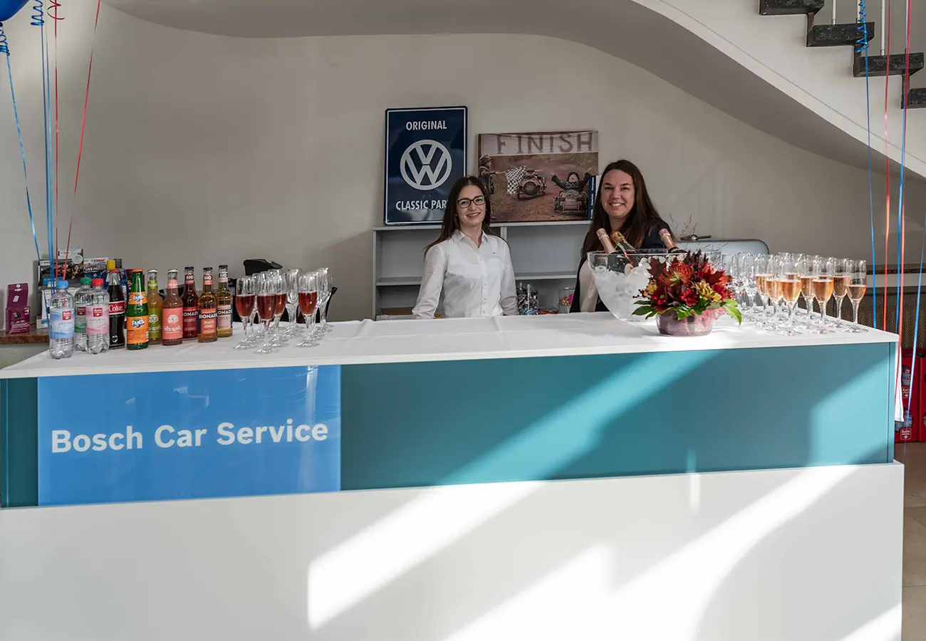 Empfangstheke im Bosch-Car-Service-Design mit zwei Mitarbeiterinnen