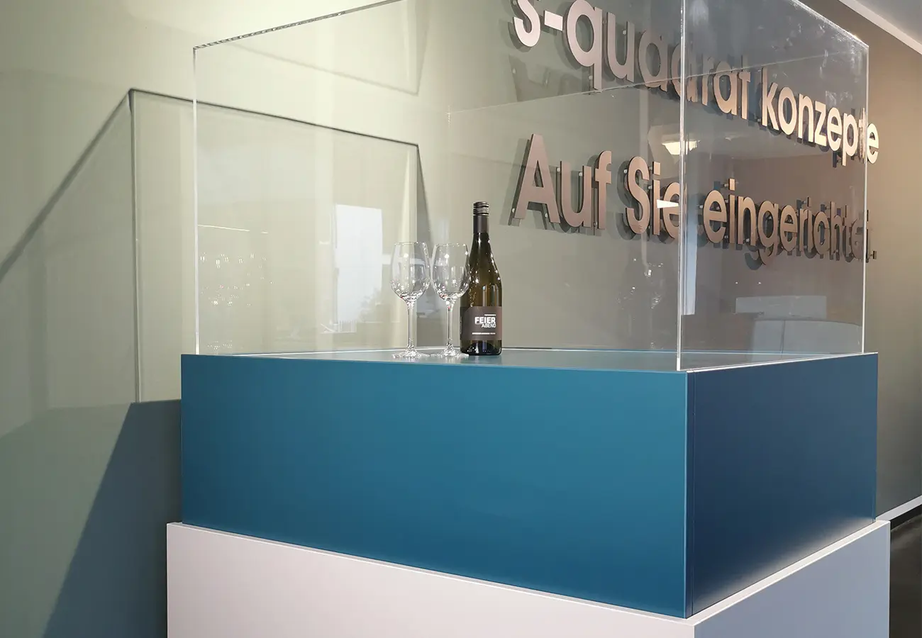 Vitrine mit Glashaube auf blauem Sockel