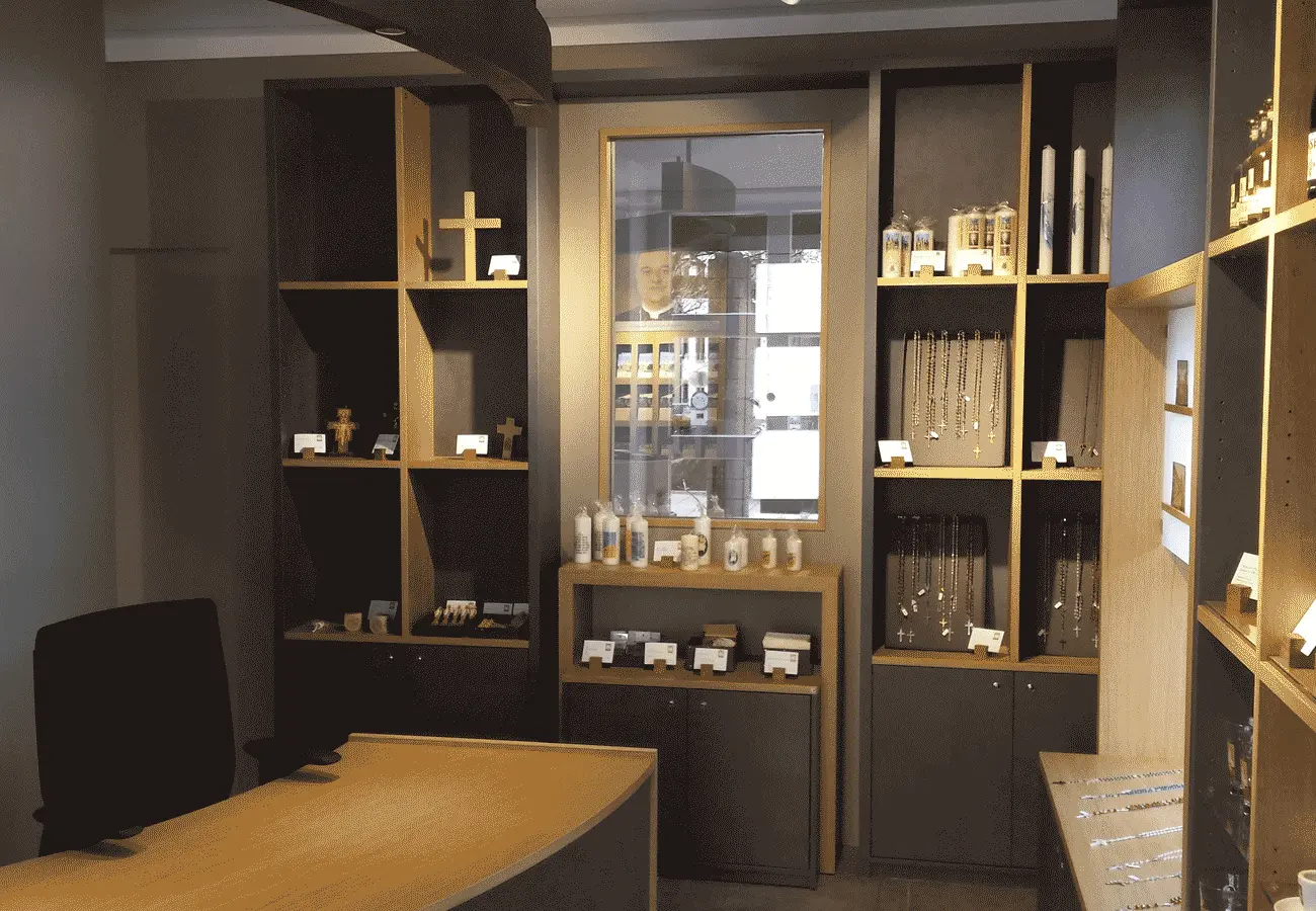 Verkaufsraum mit Wandregalen, Vitrine und Beratungsplatz