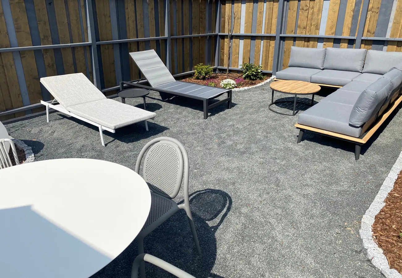 Liegen und Loungegruppe auf der Terrasse