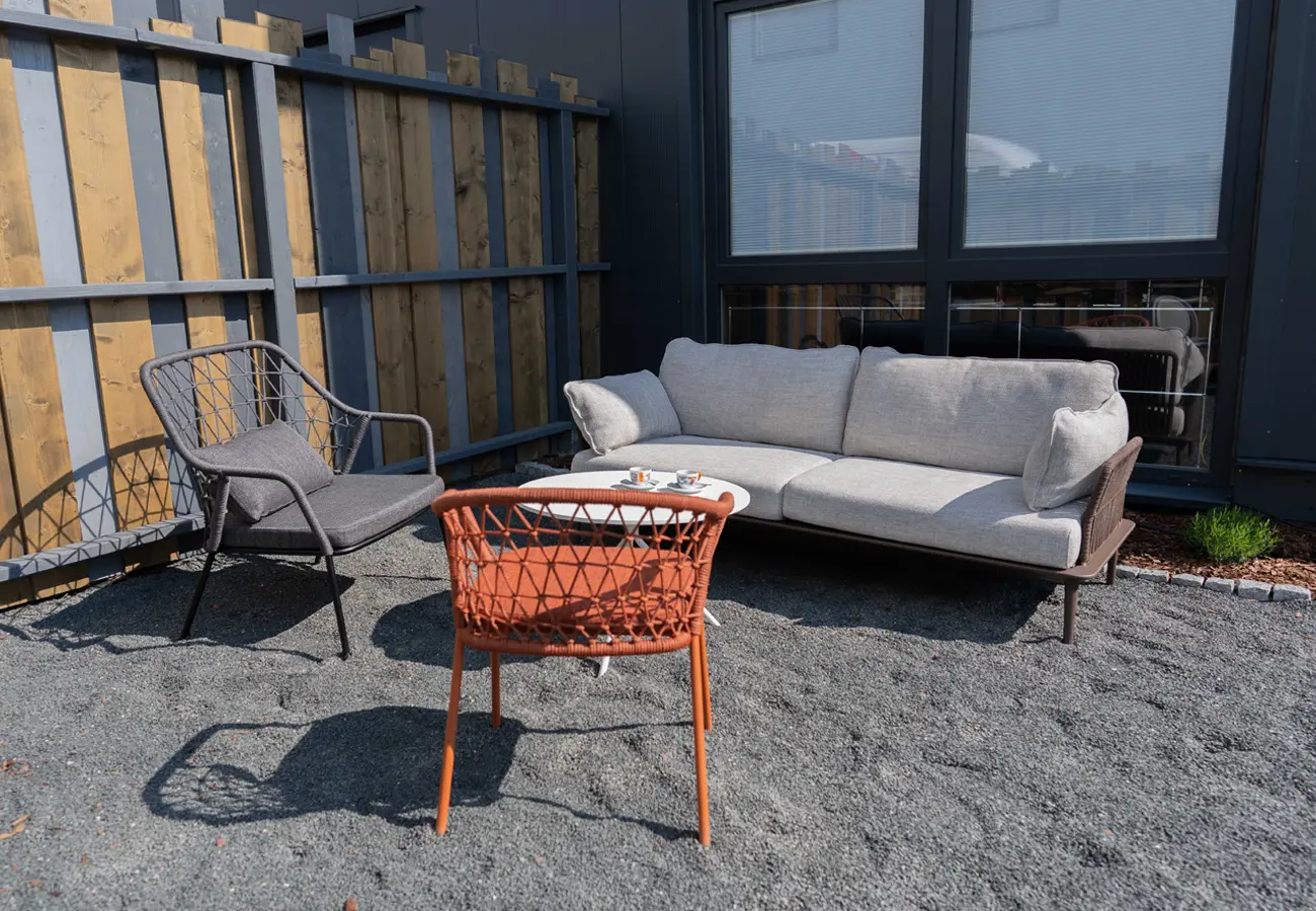 Loungesofa mit Sesseln vor der Holzwand