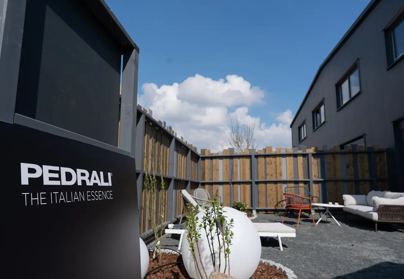 Ausstellungsschild des Herstellers Pedrali vor blauem Himmel