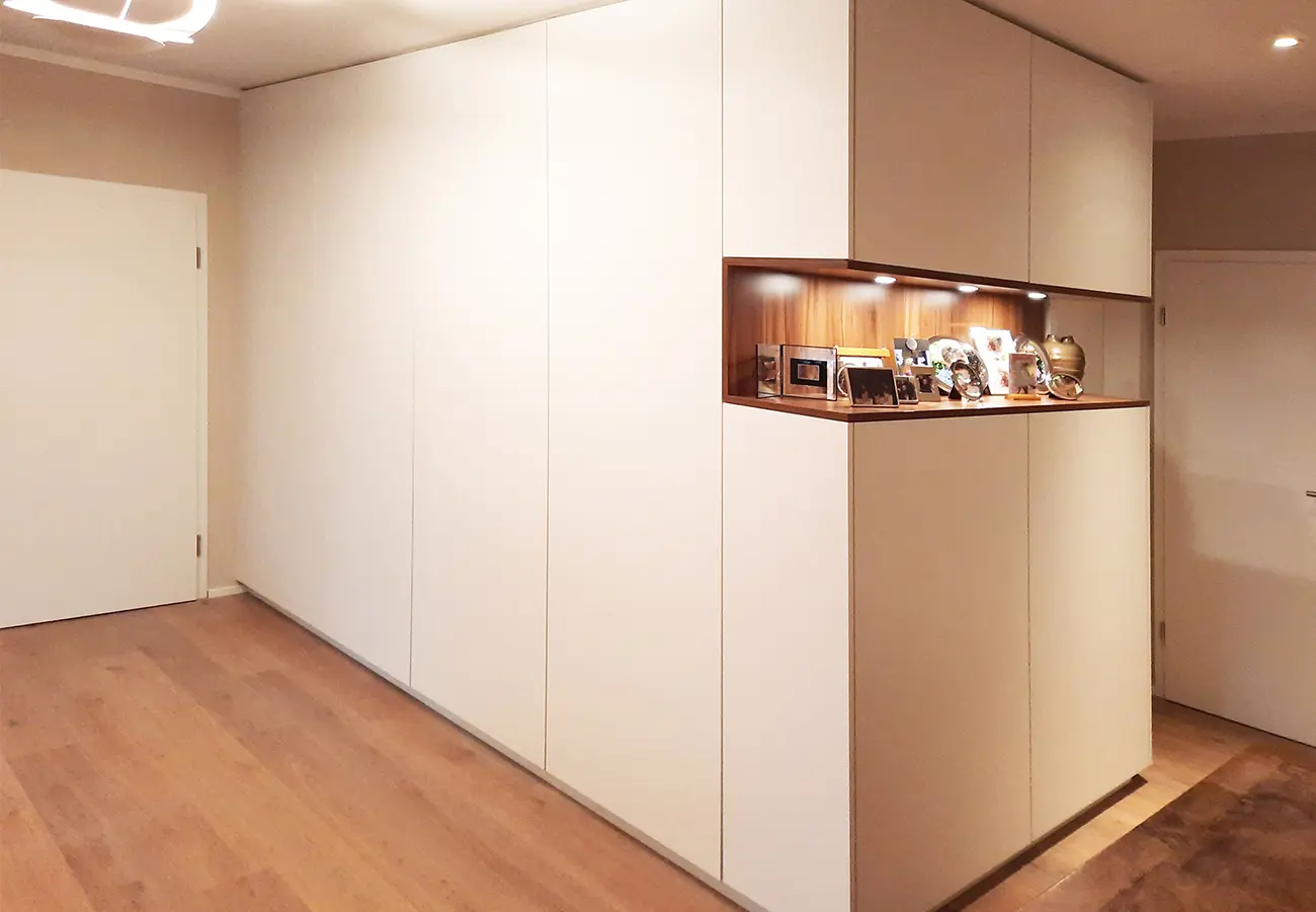 Einbauschrank mit beleuchteter Nische im Flur