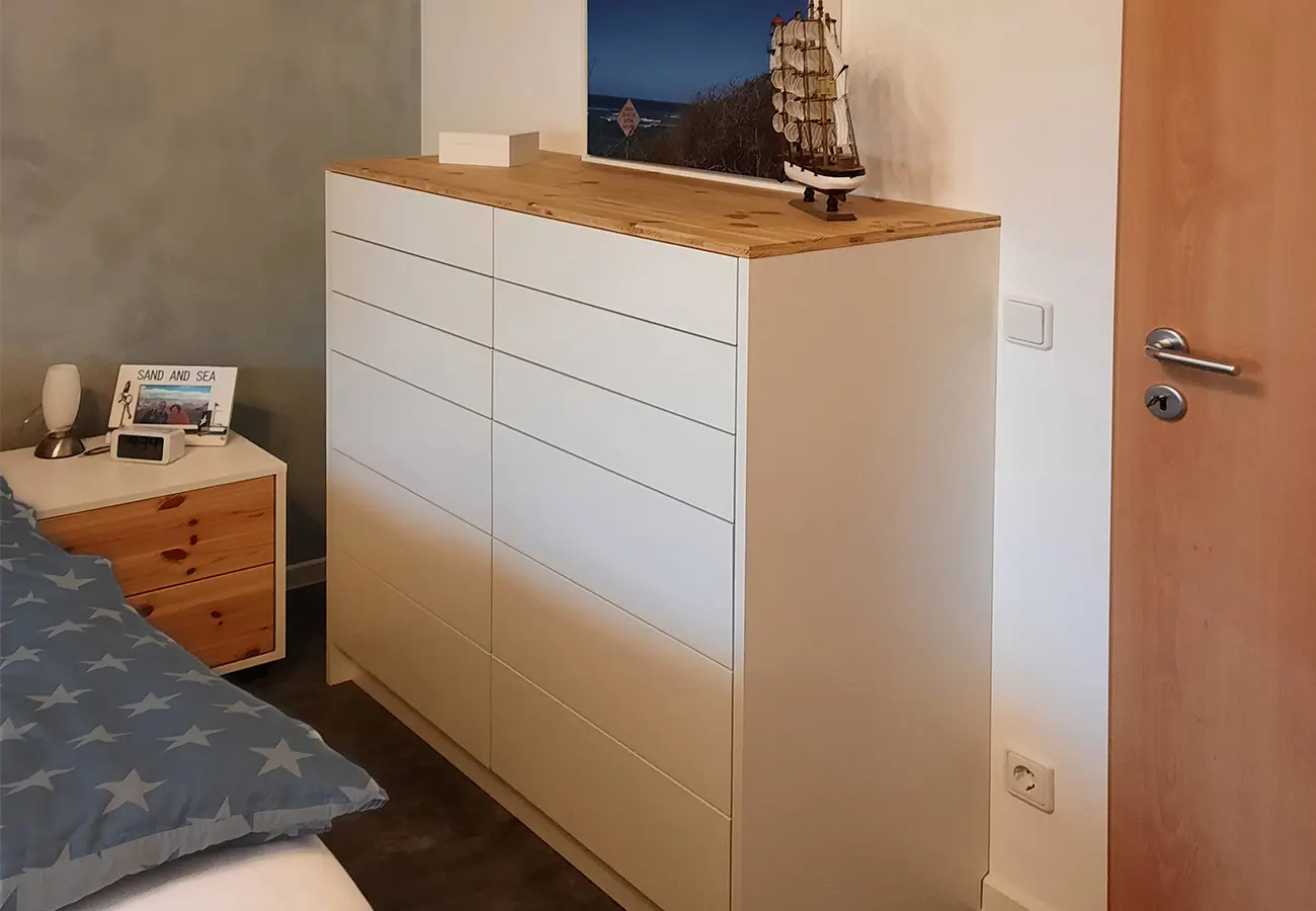 Kommode mit Deckplatte aus Holz im Schlafzimmer
