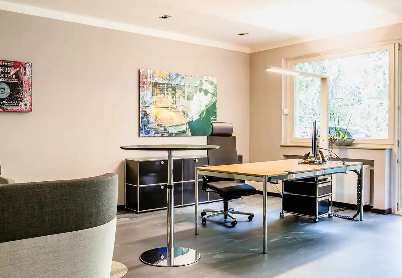 Arbeitsplatz mit Stehtisch und modularen USM-Möbeln