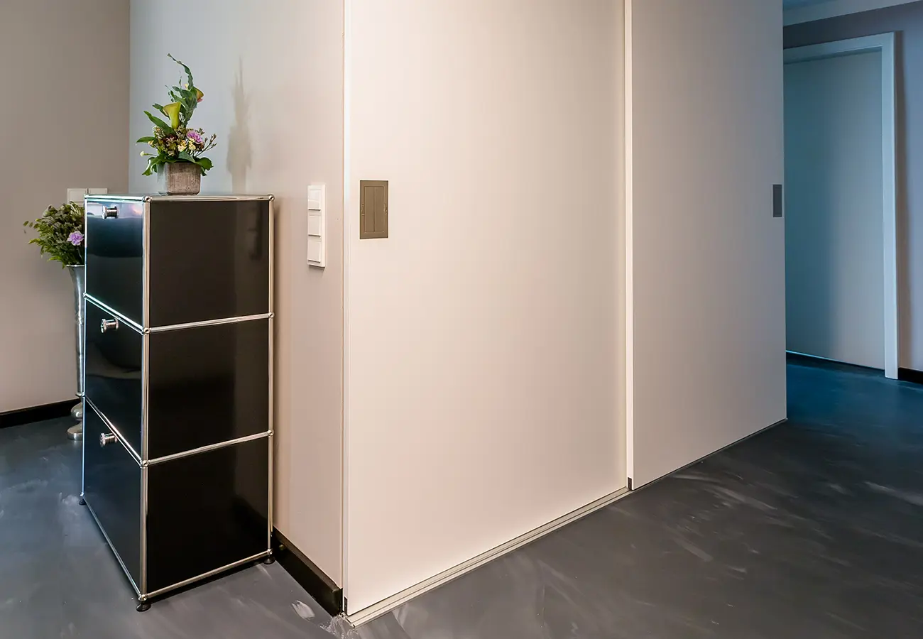 USM-Sideboard im Flur vor der Schiebetür